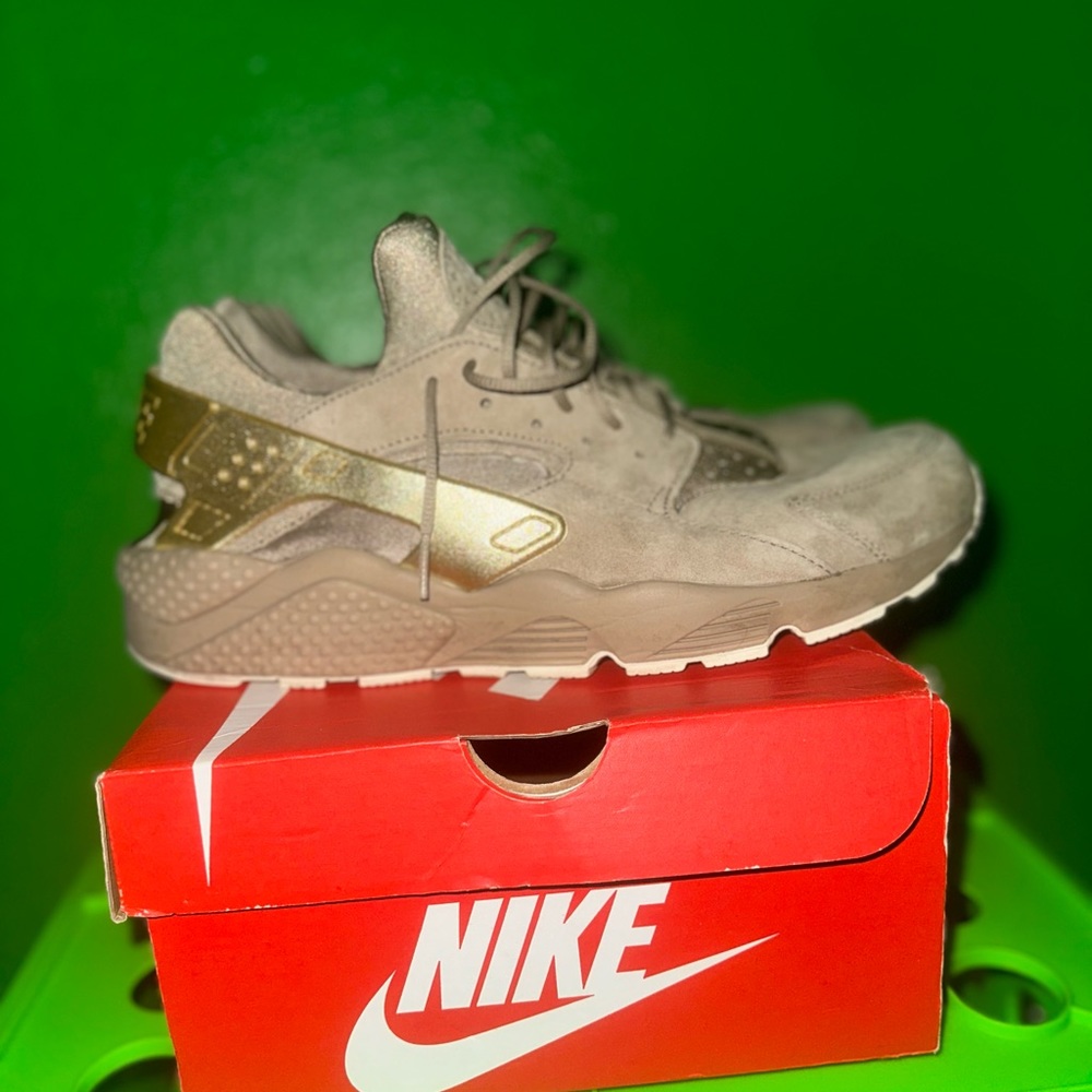 Nike Air Huarache Run
Gold Rush